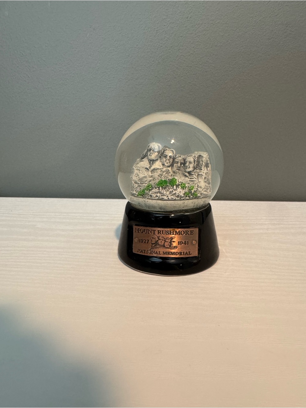Mount Rushmore Snow Globe with Black Base